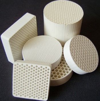 De witte Dragers 51% SiO2 van Honingraat Ceramische Katalysators voor Benzinereiniging