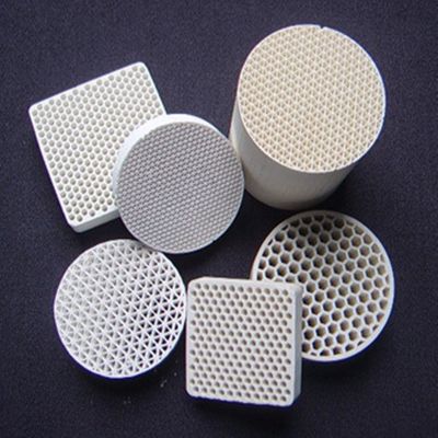 De witte Dragers 51% SiO2 van Honingraat Ceramische Katalysators voor Benzinereiniging